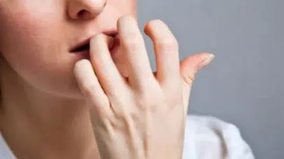 Neden tırnak yeriz? Uzmanlar bu davranışın altında yatan nedenleri araştırdı!