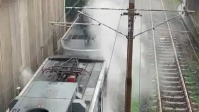 İstanbul Bayrampaşa'da duran metrodan dumanlar yükseldi