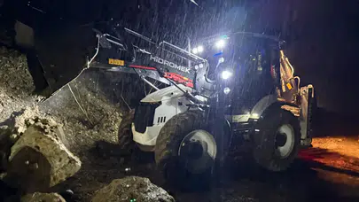 Antalya'da istinat duvarı çöktü, araç mahsur kaldı!