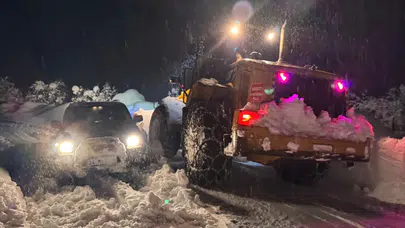 Hakkari'de karda mahsur kalan 3 araçtaki 12 kişi kurtarıldı