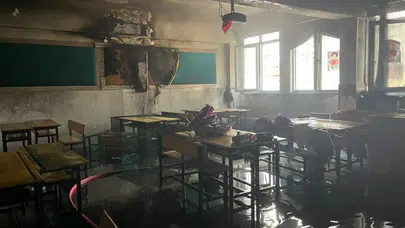 Alanya'da ilkokulda yangın paniği: Klima ünitesi alev aldı!