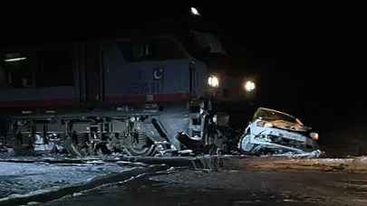 Sarıkamış’ta korkutan kaza! Kontrolsüz geçitte yük treni otomobile çarptı