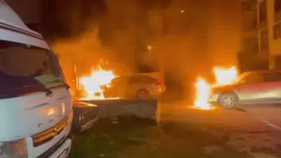 Kocaeli Darıca'da park halindeki otomobil alev alev yandı: 2 araç zarar gördü