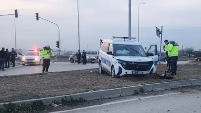 Adana'da polisten kaçan otomobil ile polis aracı çarpıştı: 3 polis memuru yaralandı