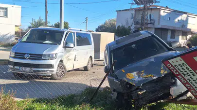 Antalya'da otomobil minibüse çarptı, 1 kişi yaralandı