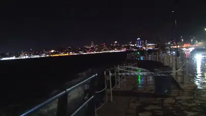 Üsküdar sahilinde dev dalgalar oluştu! Salacak yürüyüş yolu kapatıldı