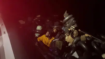 İzmir açıklarında 7'si çocuk 74 düzensiz göçmen yakalandı