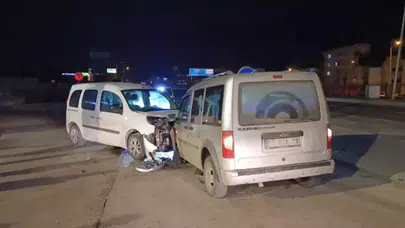 Bursa'da iki ticari araç kafa kafaya çarpıştı: Yaralılar var