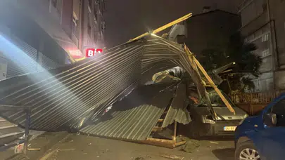 Küçükçekmece'de uçan çatı, otomobillerin üzerine düştü