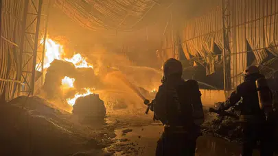 Kocaeli'de atık naylon deposunda yangın çıktı