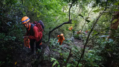 Endonezya'da kayıp keşif uçağının enkazı bulundu
