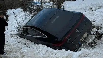 Kartalkaya yolunda kar engeli: Lüks otomobil yoldan çıkarak kara saplandı