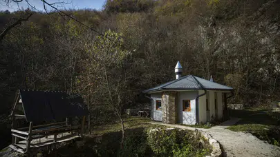 Bosna Hersek'te 16 metrekarelik cami: Sadece 10 kişi ibadet edebiliyor!