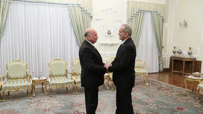 İran Cumhurbaşkanı Pezeşkiyan, Irak Dışişleri Bakanı Hüseyin'i kabul etti