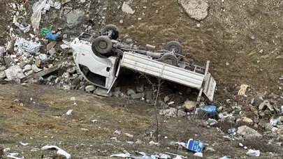 Karabük'te kamyonet şarampole yuvarlandı: 2 kişi yaralandı