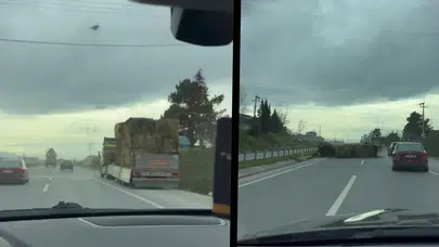 Seyir halindeki tırdan saman balyaları döküldü, sürücüler zor anlar yaşadı