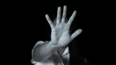 Dedesinden yıllarca cinsel istismar gördü, kendisini korumayan babasına dava açtı!