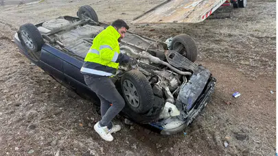 Afyonkarahisar'da otomobil şarampole devrildi, 2 yaralı!