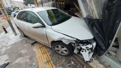 Kavşakta çarpışan otomobil dükkana girdi: Karaman'da 3 yaralı