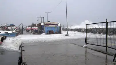 Lodos nedeniyle dalgalar yükseldi, tekneler kırıldı!