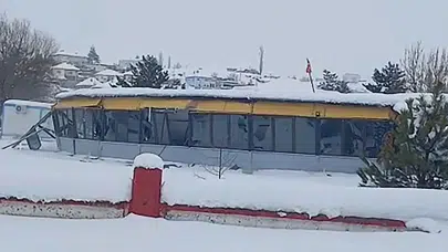 Sivas'ta karın ağırlığına dayanamayan düğün salonunun çatısı çöktü