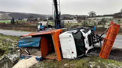 Eyüpsultan'da kar küreme aracı devrildi: 1 kişi yaralandı