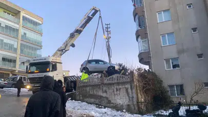 Sinop'ta buzdan dolayı kayan otomobil, apartman bahçesine düştü