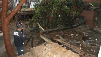 Antalya'da sağanak yağış nedeniyle bina yıkıldı