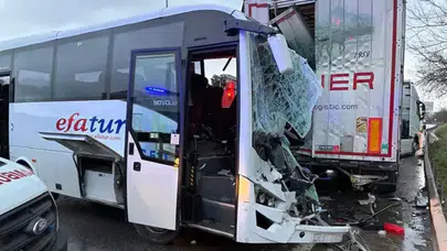 Kurtköy'de midibüs, park halindeki tıra çarptı: Çok sayıda yaralı var
