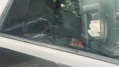 Eskişehir'de buz sarkıtı seyir halindeki aracın üstüne düştü