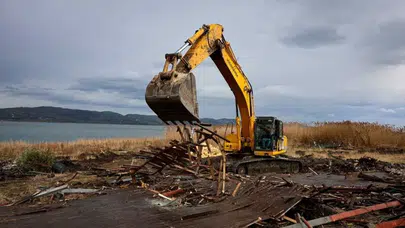 Sapanca Gölü'ndeki 89 kaçak iskele yıkıldı