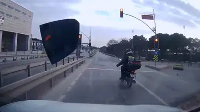 Arnavutköy'de yol verme kavgası: Motosikletli maganda otomobilin aynasını kırdı!