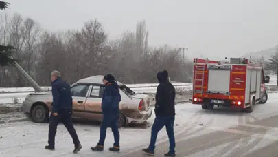 Kütahya'da otomobil karşı şeride geçti: Kazada 3 kişi yaralandı