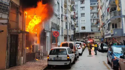 Manisa'da korkutan internet kafe yangını: Alevler ikinci kata kadar ulaştı!