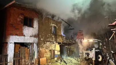 Uşak Banaz'da korkutan yangın! İki katlı ev küle döndü, çift hastaneye kaldırıldı