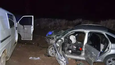 Aksaray'da minibüs ile otomobil çarpıştı: 2'si ağır 6 yaralı