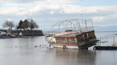 Konya'da Beyşehir Gölü'nün yüzeyi buz tuttu