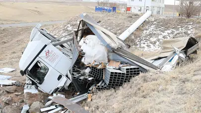 Aksaray'da demir yüklü tır şarampole devrildi: Sürücü ağır yaralı