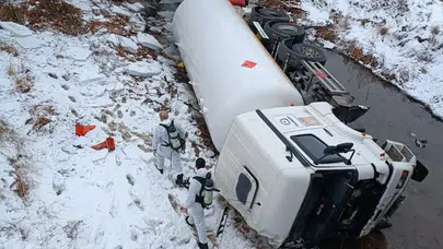 Gümüşhane’de korkutan kaza: LPG yüklü tanker dere yatağına devrildi!