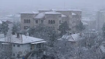 Yozgat'ta kar etrafı beyaza bürüdü