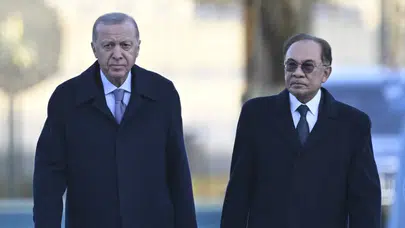 Cumhurbaşkanı Erdoğan, Malezya Başbakanı Enver İbrahim'i resmi törenle karşıladı!