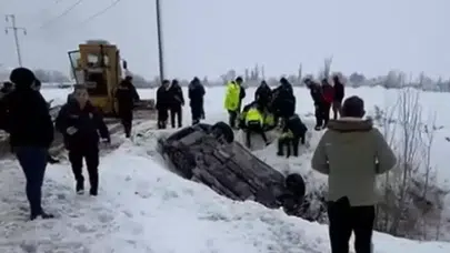 Erzincan'da polis aracı şarampole devrildi: 2 yaralı