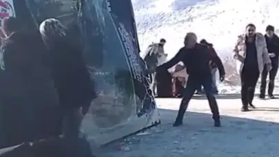 Sarıkamış anmasına giden otobüs devrildi: 17 yaralı