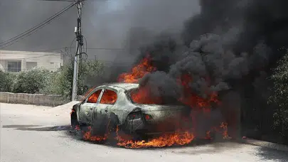 İsrail durmuyor: Batı Şeria'da iki araç yakıldı, ırkçı sloganlar yazıldı!