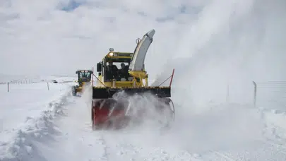 Erzincan'da kapanan 503 köy yolunda çalışmalar sürüyor