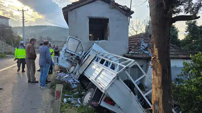 Muğla'da kontrolden çıkan kamyonet eve çarptı: 19 yaşındaki genç, hayatını kaybetti