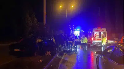 Adana Ceyhan’da korkunç kaza: Otomobil ikiye bölündü! 2 yaralı