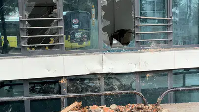 Beşiktaş'ta ilginç kaza: Sürücü taksiye, ağaca, otomobile ve binaya çarptı!