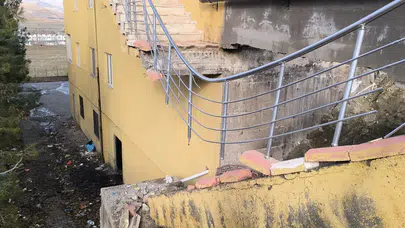 Batman'da 12 katlı binanın merdivenleri çöktü!
