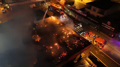 Ataşehir'de yangın paniği: Bina çatısı küle döndü